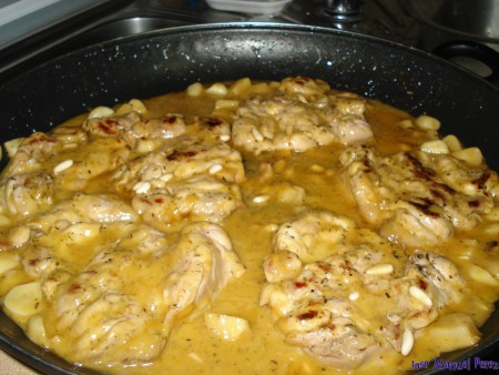 Churrasco de pollo con manzana y piñones